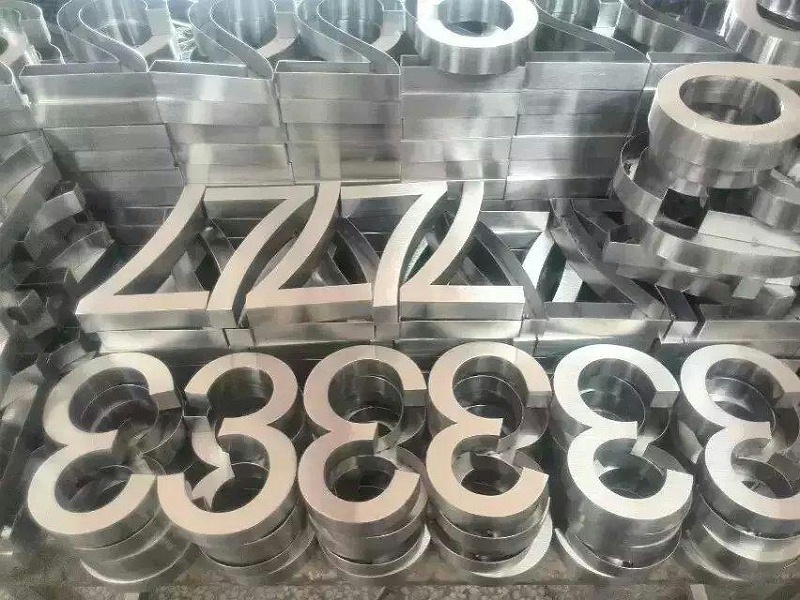 這一些精工字，不但合適室外展示，還可以是公司最搶眼的形象3