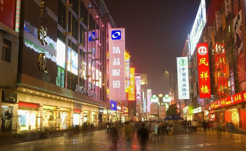 走在街上，發(fā)掘商店招牌千篇一律，統(tǒng)一式商鋪廣告牌有必要嗎？7