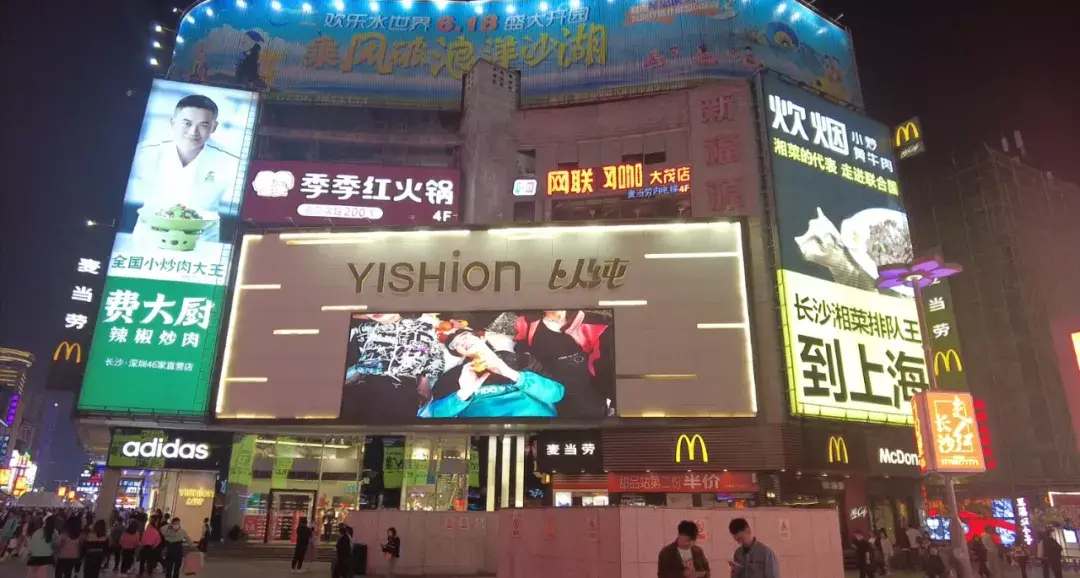 走訪長沙、重慶等地后，我總結(jié)出一套廣告牌發(fā)光字“吸金術(shù)”