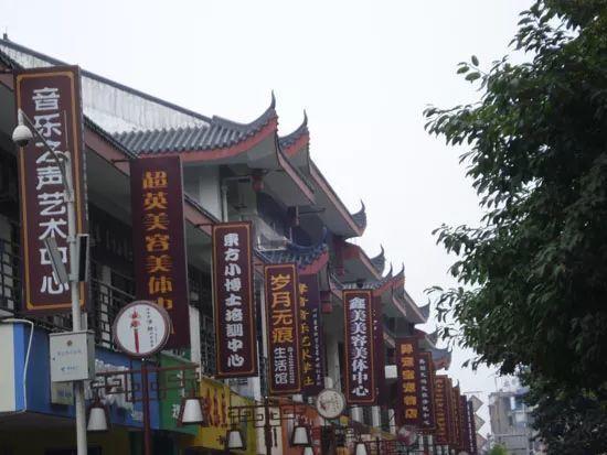 中國(guó)街道廣告牌燈箱有多野？瞅瞅這些讓人笑掉大牙的品牌名31