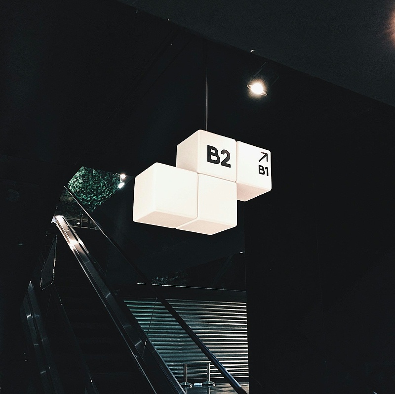 這一個(gè)商場標(biāo)志牌大家都可以多看兩眼